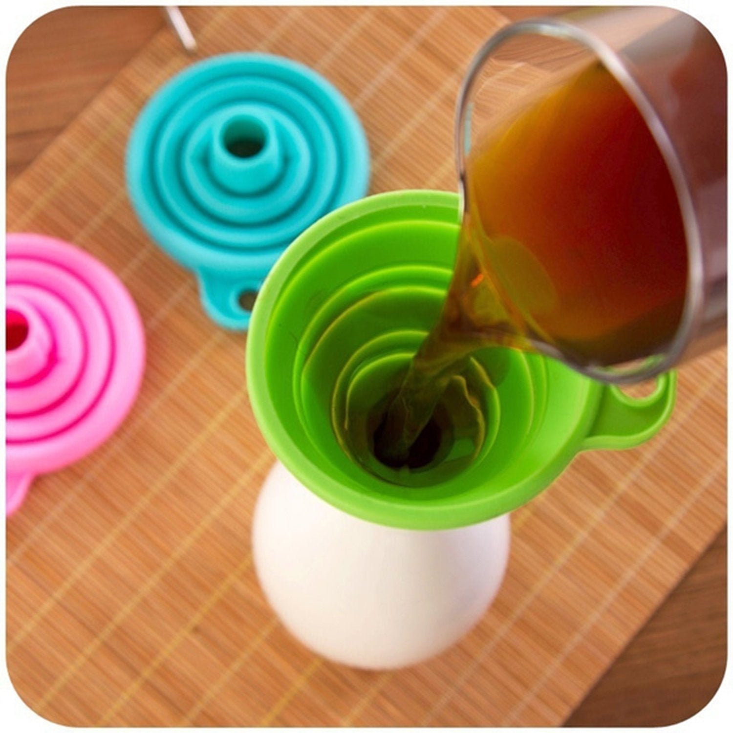 Kitchen silicone funnel, easy to clean. Kitchen silicone funnel, easy to clean.